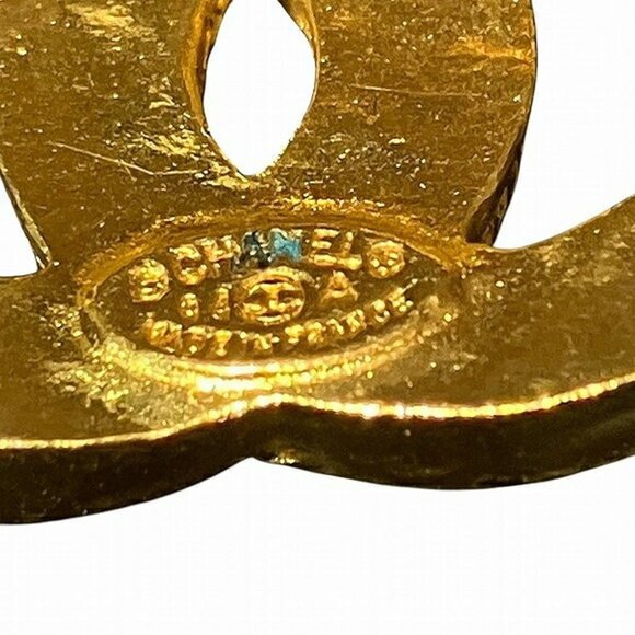 CHANEL Gold Logo Brooch - Picture 4 of 9